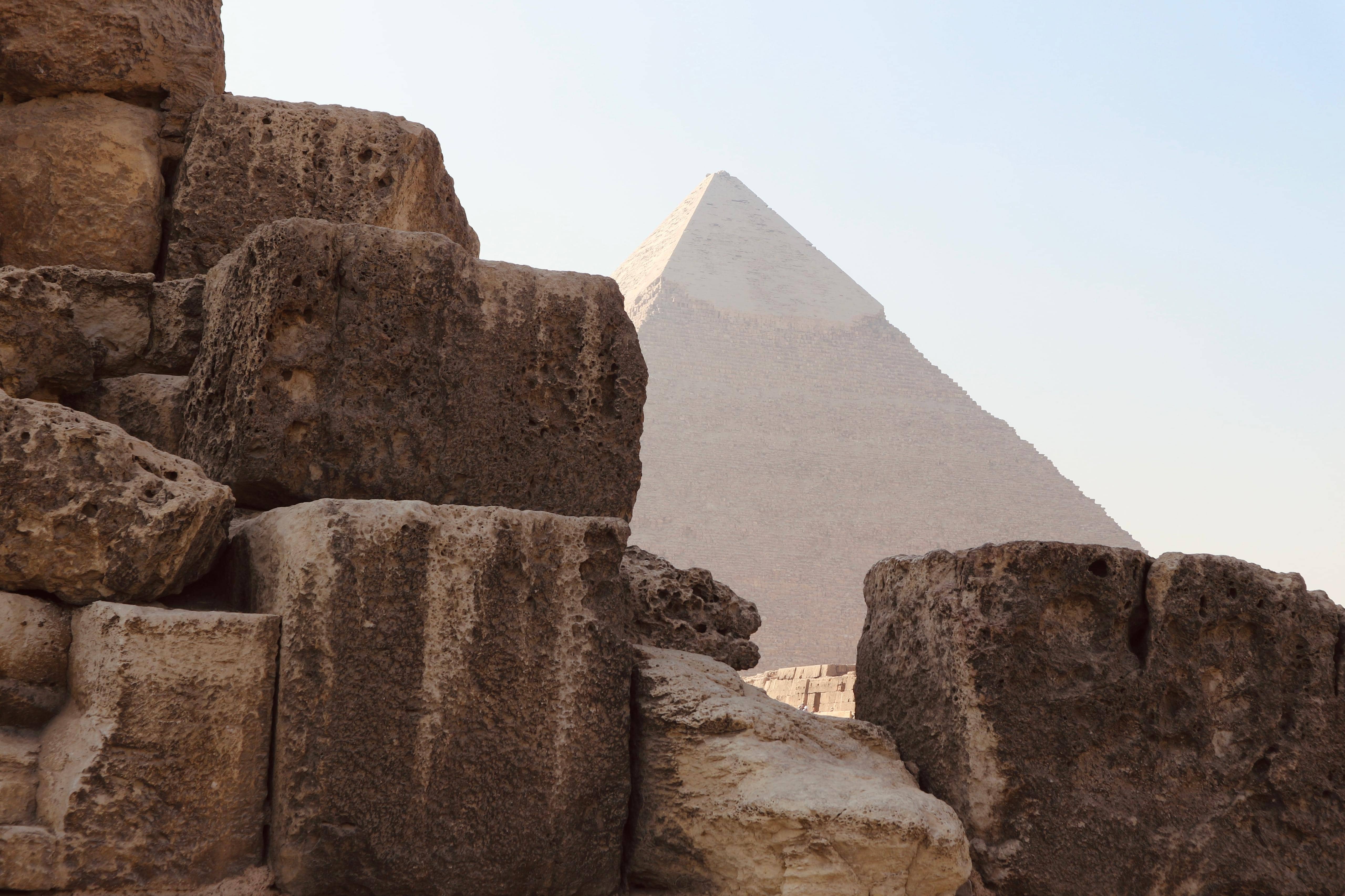 Piramide de Giza entre bloques
