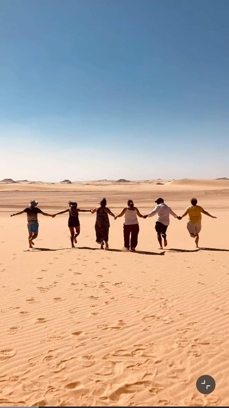 Grupo de exploradores en el desierto